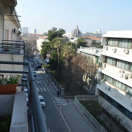 Apartment Luxury Delisan *